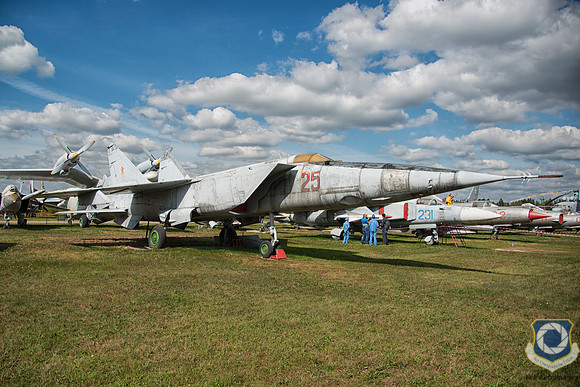 Mikoyan MiG-25R 25 Red