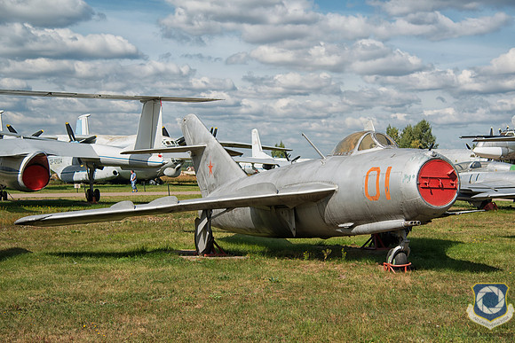 Mikoyan MiG-17 01 Red